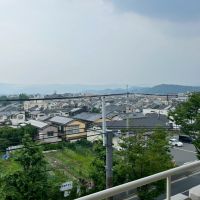 京都市左京区一乗寺野田町の売買物件/共用廊下からの眺めにも、気持ちのいい抜け感が広がります。