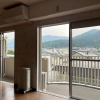 京都市左京区一乗寺野田町の売買物件/東側のベランダに面した大きな窓から、たっぷりと朝陽が入ります。
