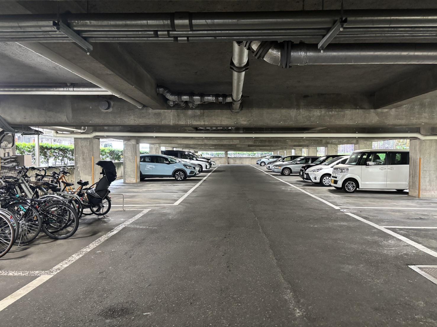 京都市左京区一乗寺野田町の売買物件/駐車場は屋根付きと屋根なしの両方があります。（高さ2100mmまで）