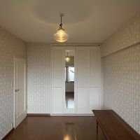 京都市左京区一乗寺野田町の売買物件/洋室は、壁紙のデザインもかわいらしいアクセントに。