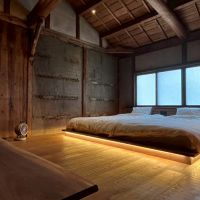 京都市上京区今出川通寺町東入米屋町290の賃貸物件/大きなベッドには間接照明が仕込んである。