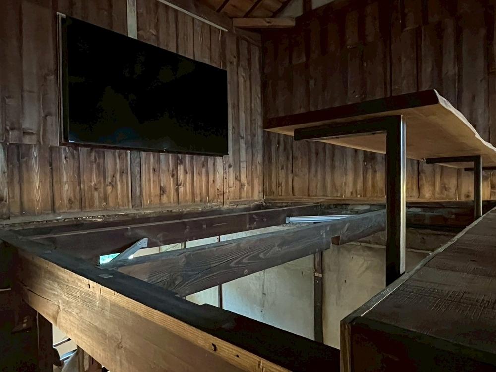 京都市上京区今出川通寺町東入米屋町290の賃貸物件/吹き抜けには大型のモニター付き。足を放り出して観るスタイル。