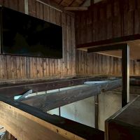 京都市上京区今出川通寺町東入米屋町290の賃貸物件/吹き抜けには大型のモニター付き。足を放り出して観るスタイル。