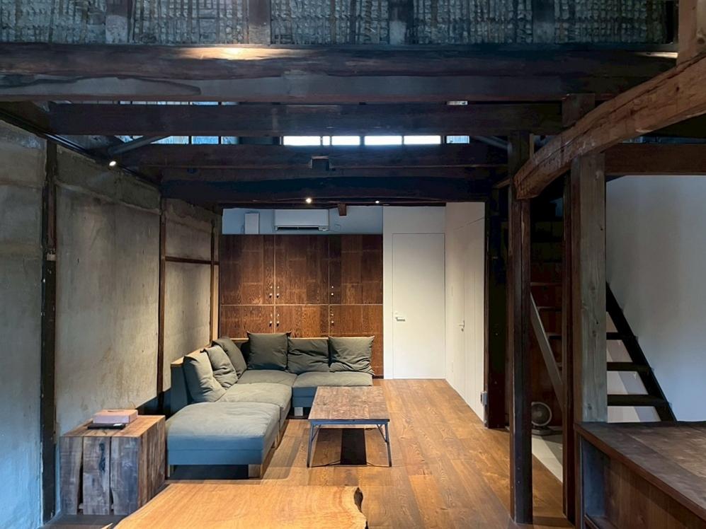 京都市上京区今出川通寺町東入米屋町290の賃貸物件/ダイニングからリビングを見る。正面に6区画に分かれた収納ロッカー。