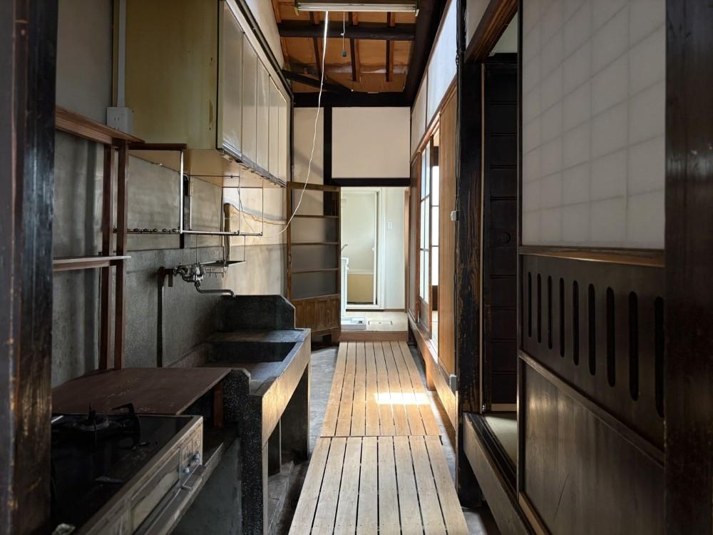 京都市北区紫野東舟岡町13-20の賃貸物件/玄関を開けると通り庭（土間）。トップライトからの自然光が綺麗。