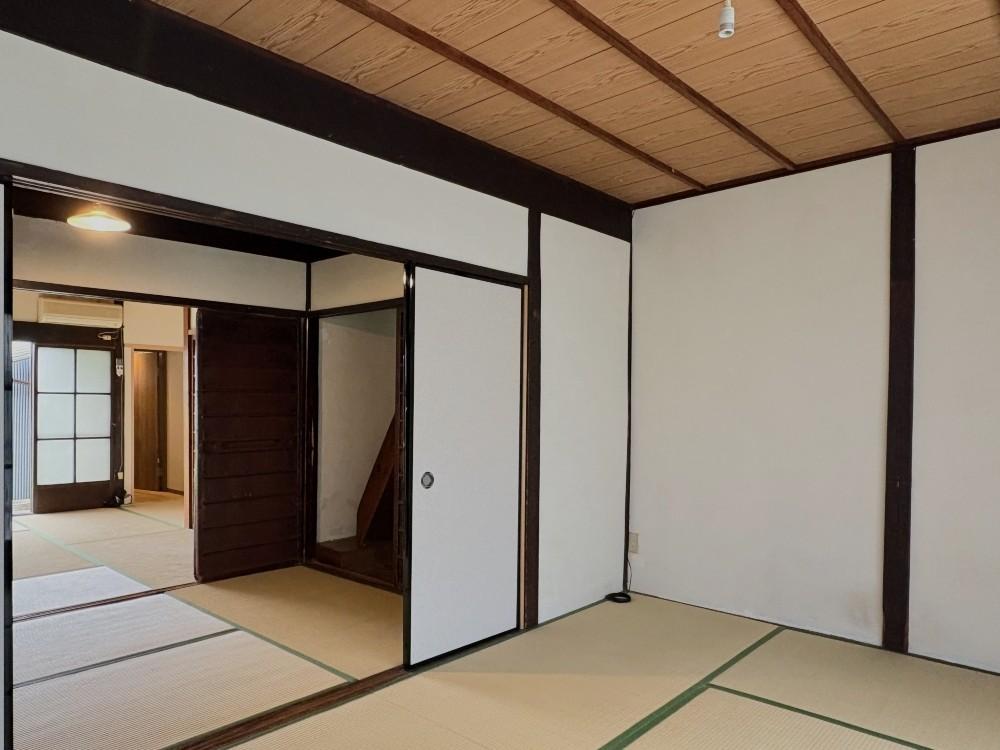 京都市北区紫野東舟岡町13-20の賃貸物件/南側和室｜白で統一された壁面と味のある木の色合いがシンプル。