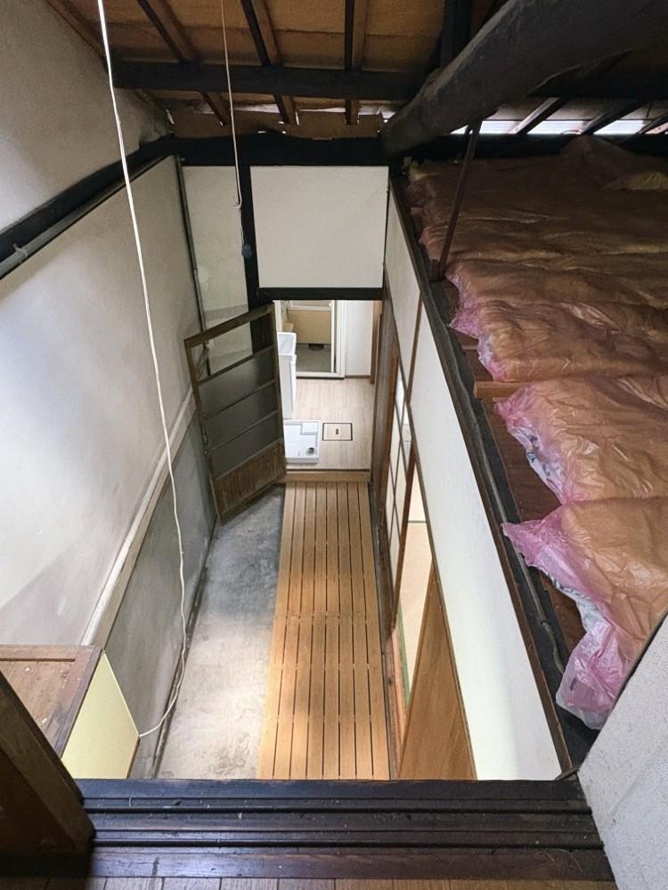 京都市北区紫野東舟岡町13-20の賃貸物件/屋根裏の戸を開けるとこの状態なので、こちらは落下注意。