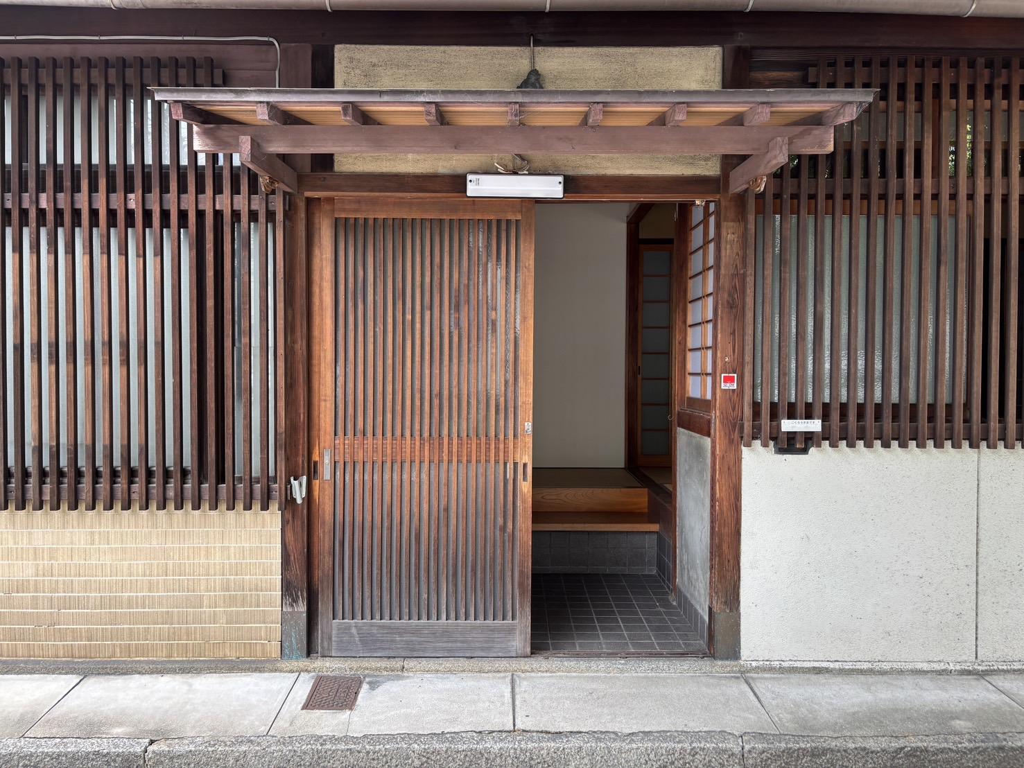 京都市北区紫竹東高縄町29 の賃貸物件/どんな人と出会い、ここを行き来するのか。そんな想像が自然とわいてくる玄関。