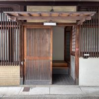 京都市北区紫竹東高縄町29 の賃貸物件/どんな人と出会い、ここを行き来するのか。そんな想像が自然とわいてくる玄関。