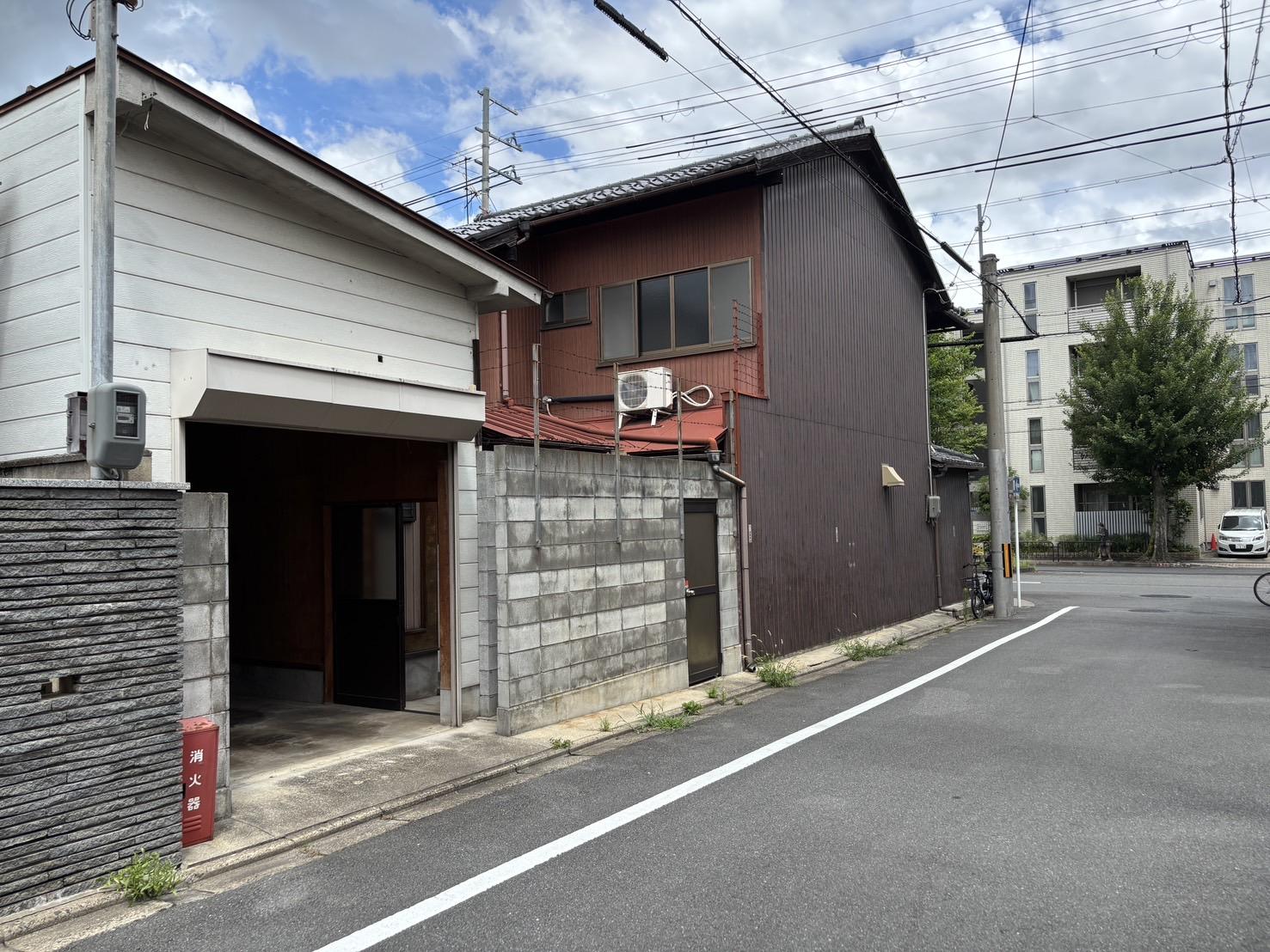 京都市北区紫竹東高縄町29 の賃貸物件/手前の白い建物が倉庫兼駐車場スペース、奥に見えるのが母屋です。