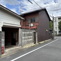 京都市北区紫竹東高縄町29 の賃貸物件/手前の白い建物が倉庫兼駐車場スペース、奥に見えるのが母屋です。