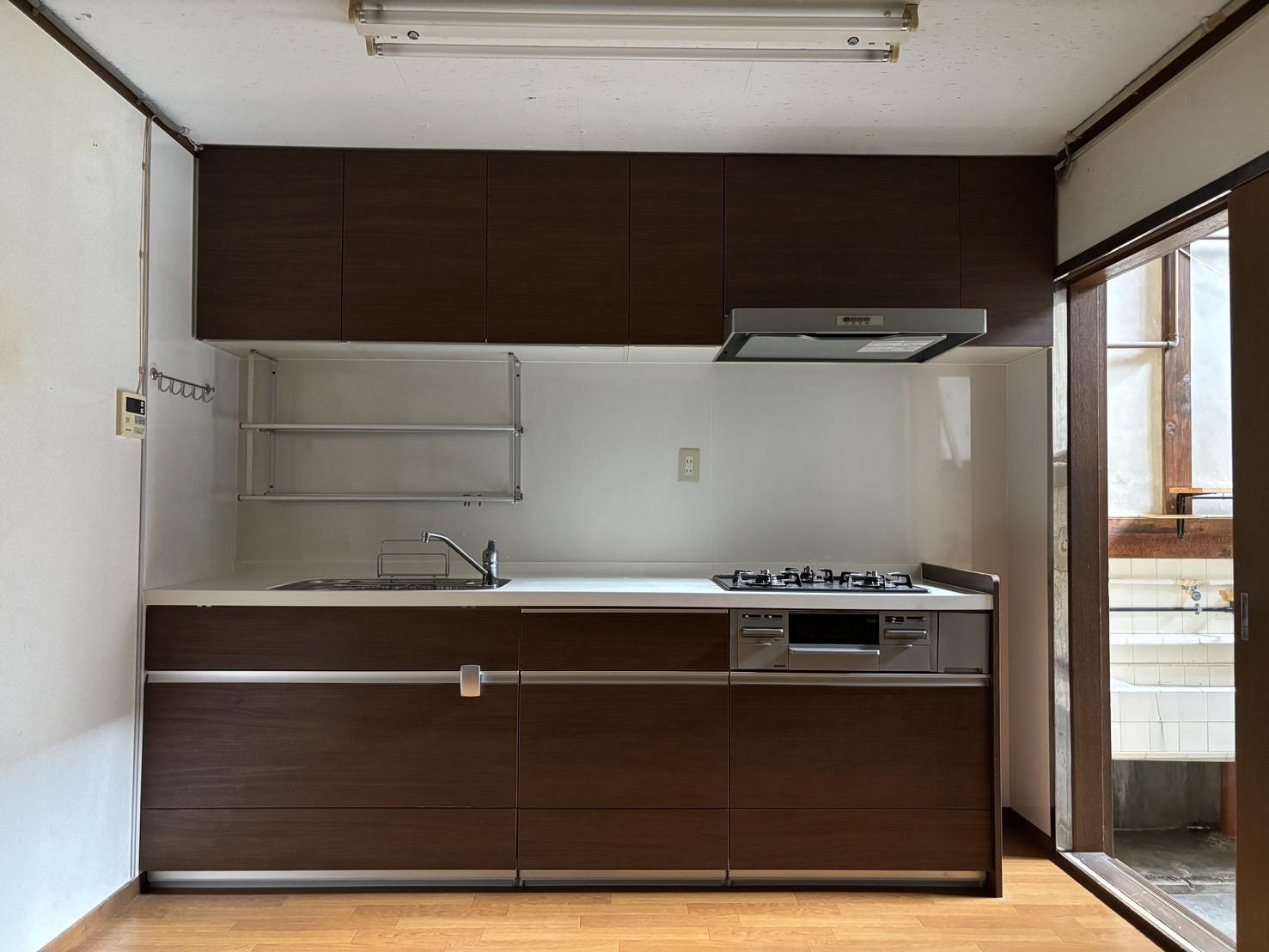 京都市北区紫竹東高縄町29 の賃貸物件/1F｜土間や和室の雰囲気とは対照的に、キッチンは使いやすい現代仕様。