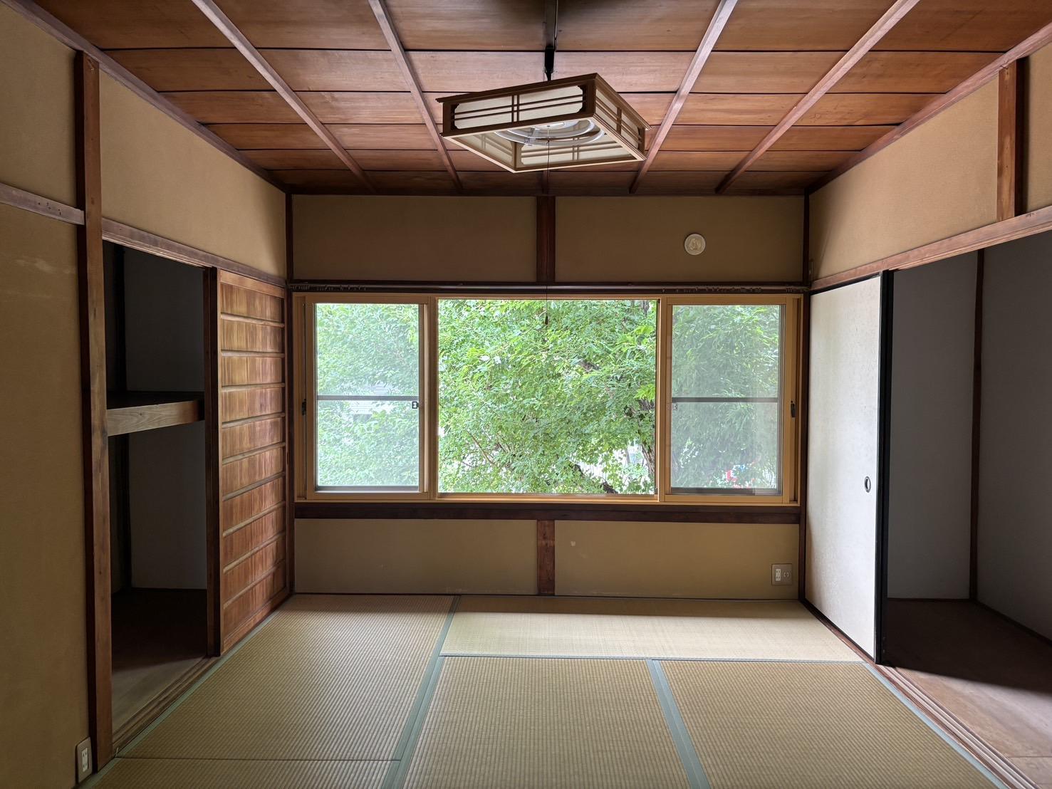 京都市北区紫竹東高縄町29 の賃貸物件/2F｜両側にたっぷり収納スペースがある、頼もしい一室。