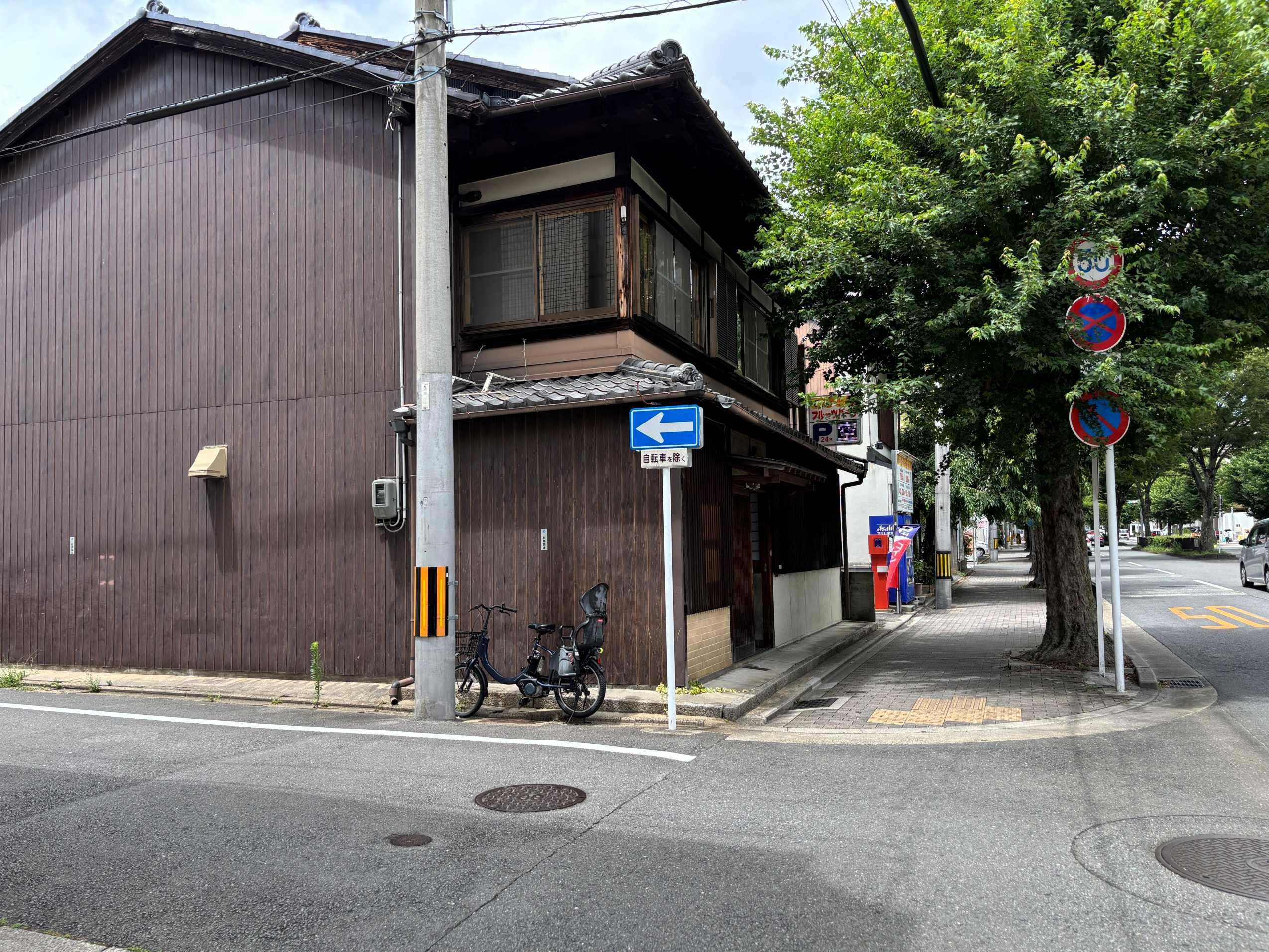 京都市北区紫竹東高縄町29 の賃貸物件/こちらが建物外観。通りに面していて、お客様にも伝えやすい立地です。