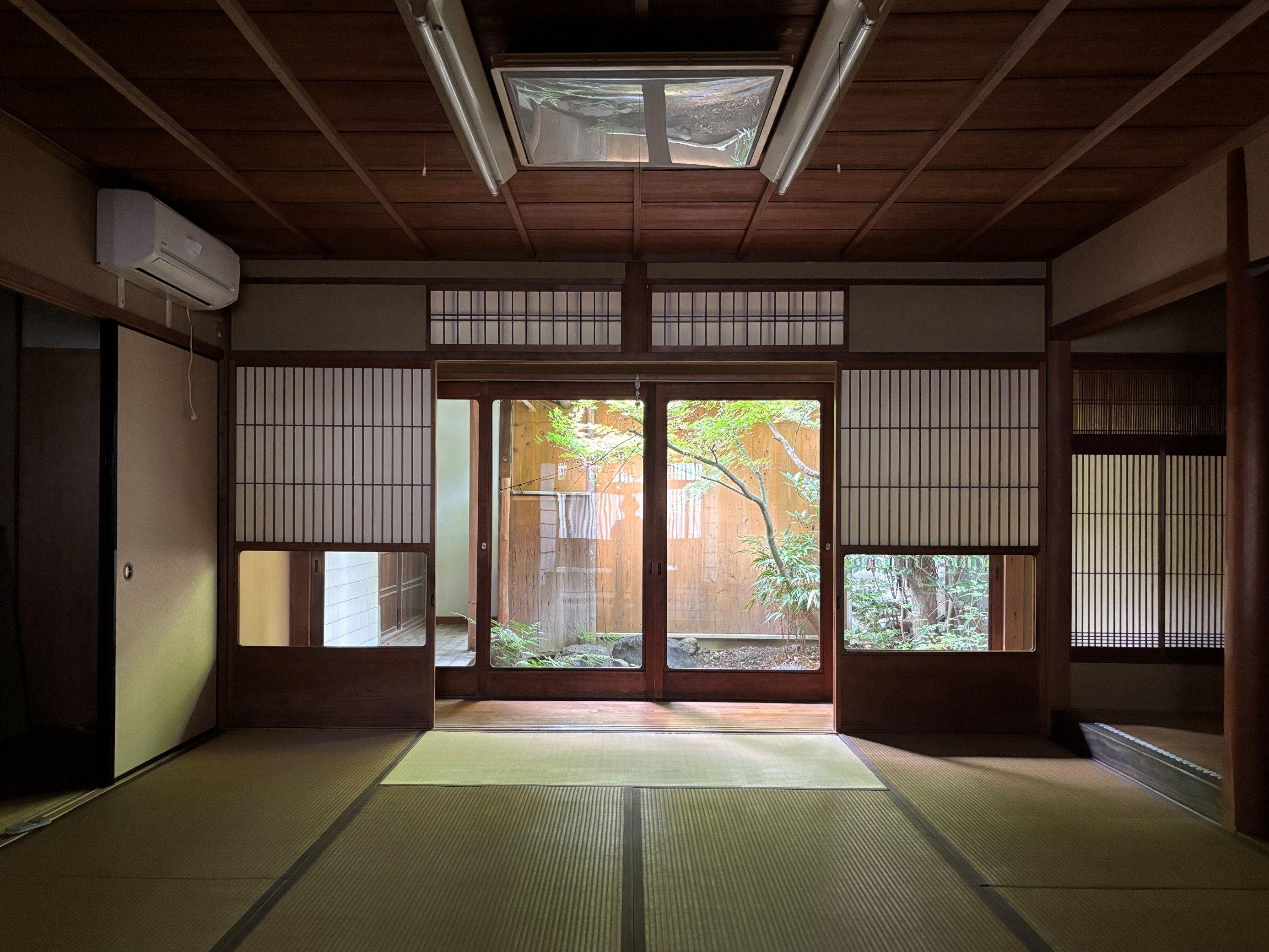 京都市北区紫竹東高縄町29 の賃貸物件/1F｜西側のお庭をのぞむ。まるで一枚の絵のような眺め。