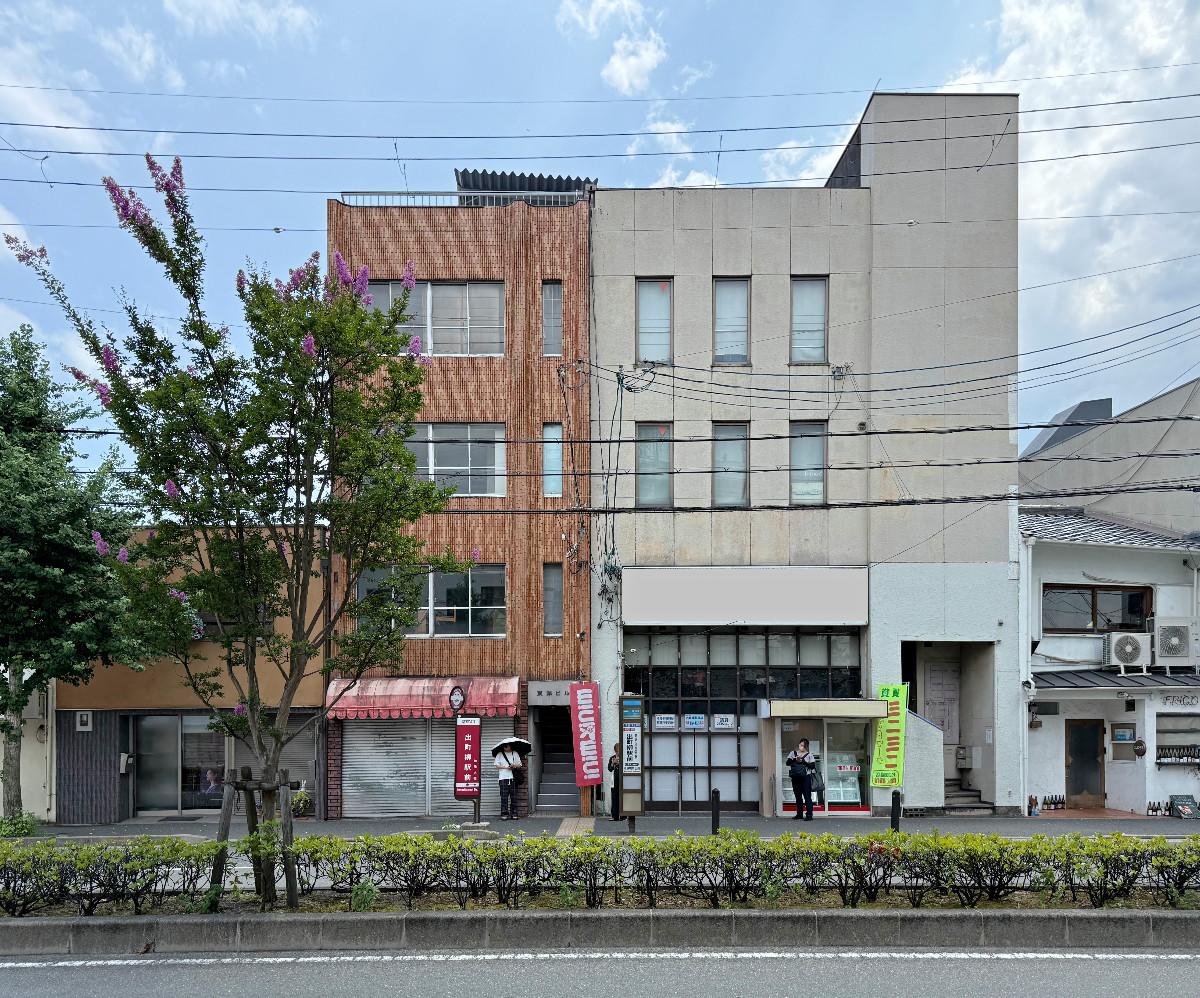京都市左京区田中下柳町8－79の賃貸物件/外観全景。出町柳駅にほど近いエリアで人通りがとても多いです。今出川通の南側に面しているので、窓からは北側の柔らかな日差しが差し込んできます