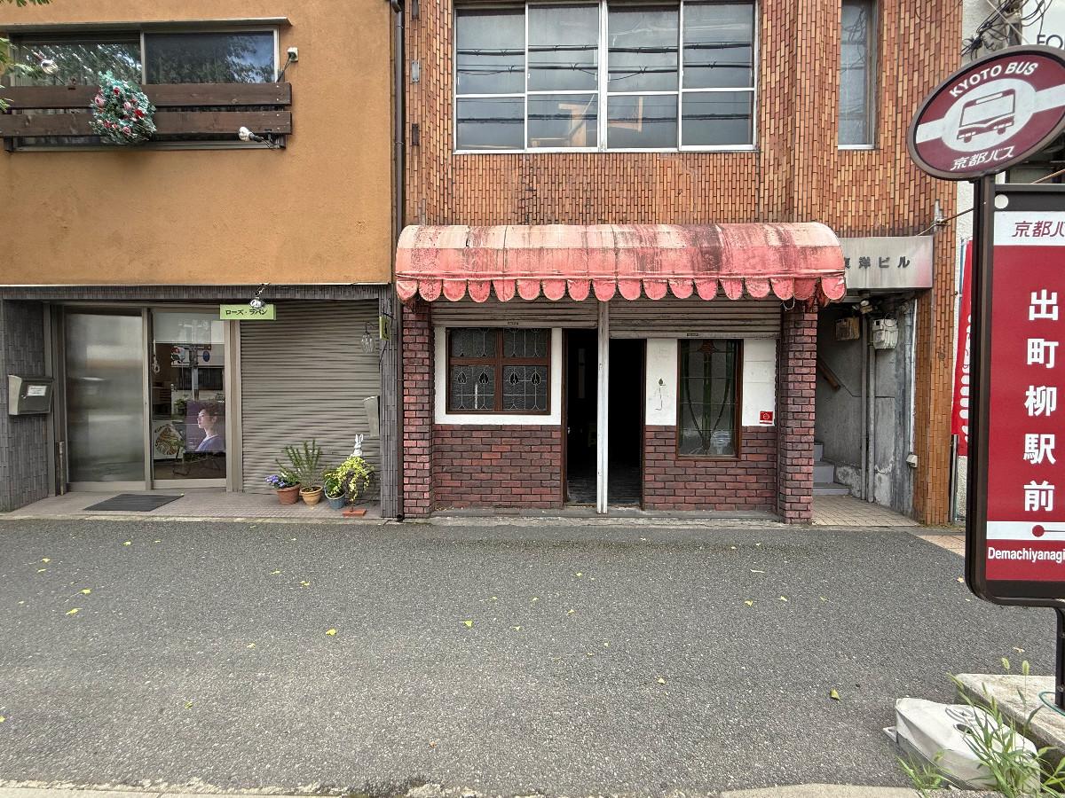 京都市左京区田中下柳町8－79の賃貸物件/外観1階部分。間口は細めです。左手に1階店舗、右手に上階への階段があります。1階2階が、元テナント。3階4階が元住居といった構成です。
