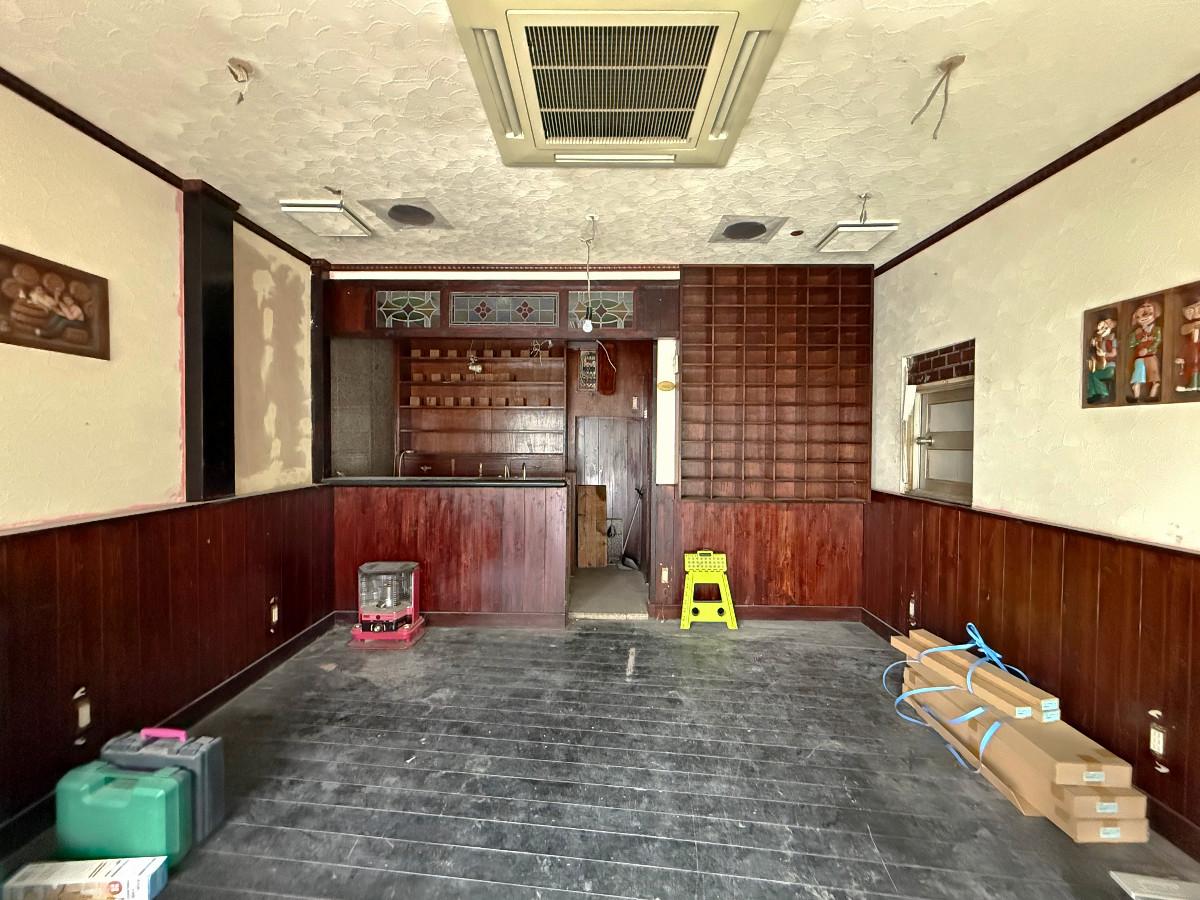 京都市左京区田中下柳町8－79の賃貸物件/1階内観南を見る。軽喫茶？パブのようなかわいい雰囲気。（現在建物メンテナンス中の為いろいろと工事道具が置いてあります）