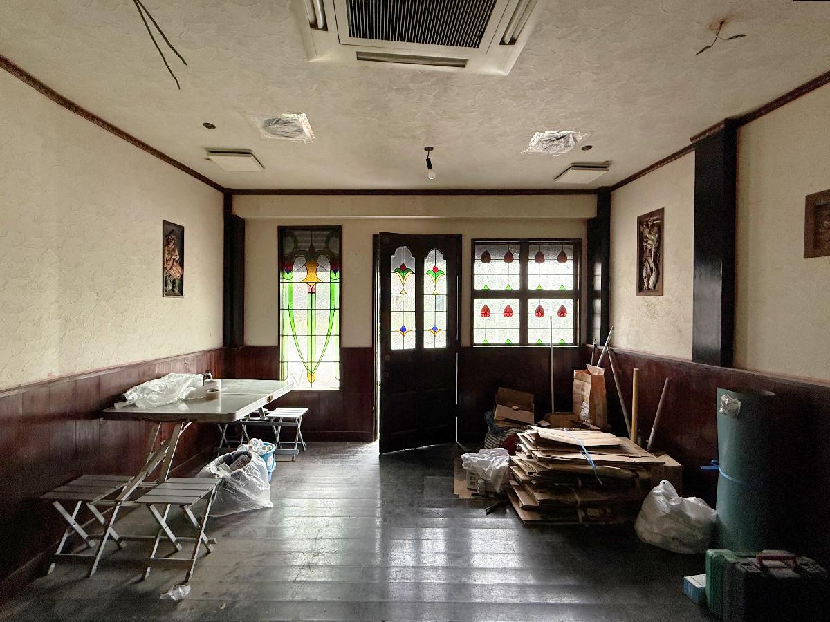 京都市左京区田中下柳町8－79の賃貸物件/1階内観北を見る。ステンドグラスや壁面に埋め込まれたレリーフなど。床も古いがいい雰囲気が出てるので要所要所活かして改装ができそうです
