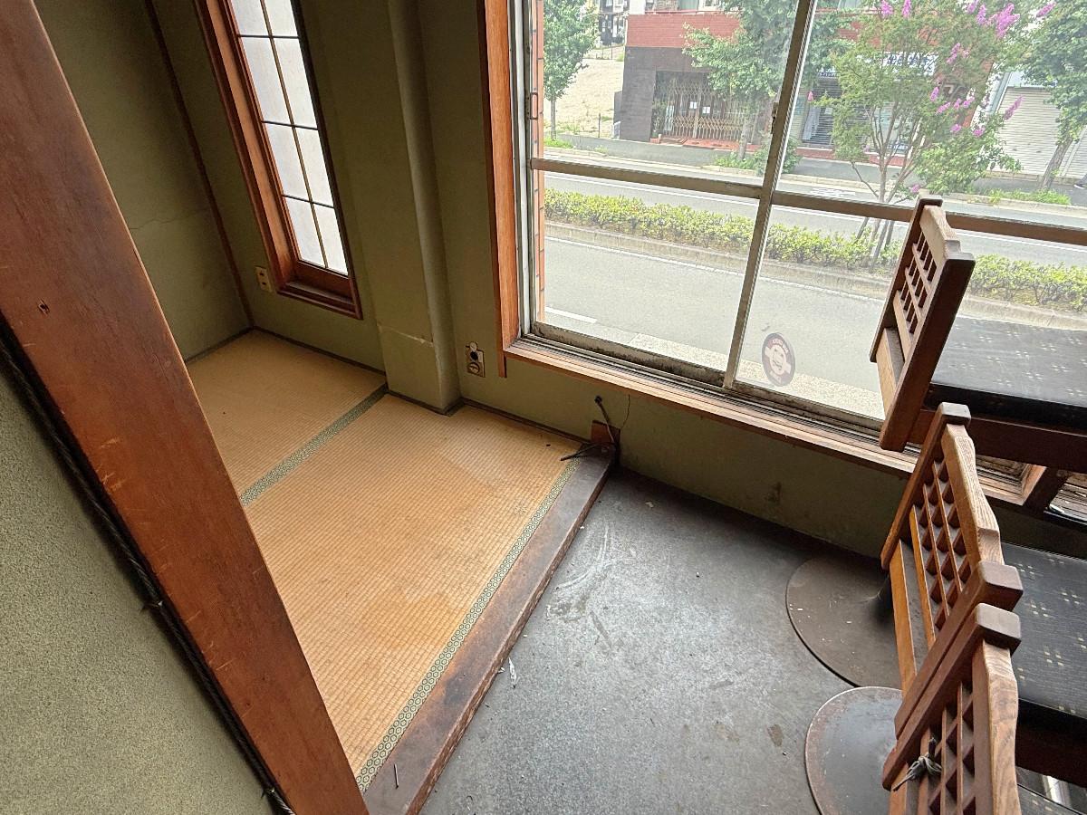 京都市左京区田中下柳町8－79の賃貸物件/窓側には2畳敷きの座敷席も。ちゃぶ台が似合いそうでちょっとかわいいです