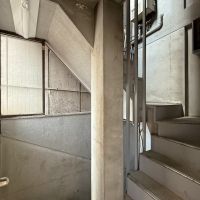 京都市左京区田中下柳町8－79の賃貸物件/2階の階段室。上に上がるとどんどん光がさしてきます。この階段の雑居ビル感が萌えます。看板やサイン、ネオンとかで飾り付けたいですね