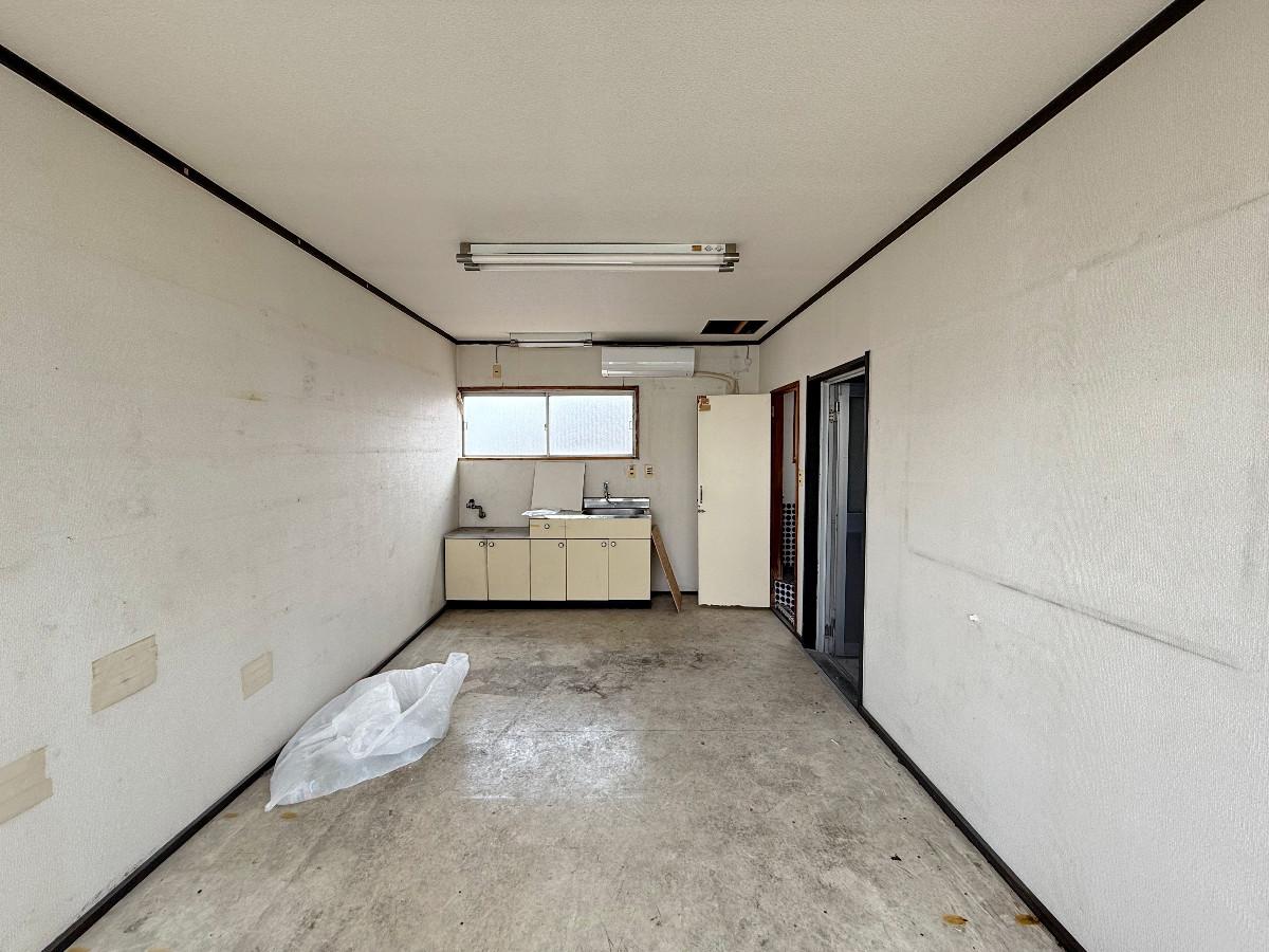 京都市左京区田中下柳町8－79の賃貸物件/3階内観南を見る。ここは物置や事務所として使っていた印象。最低限住める設備もあります