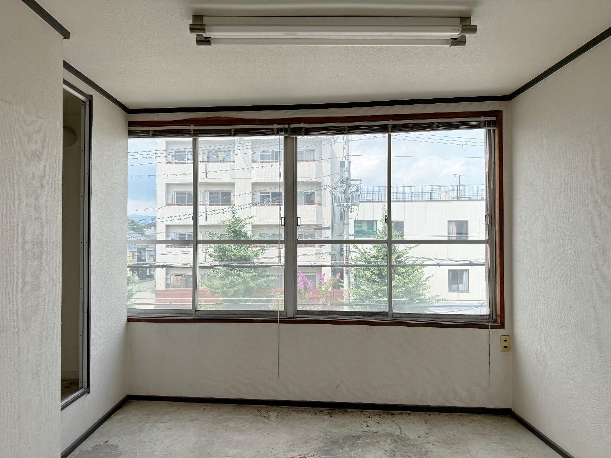 京都市左京区田中下柳町8－79の賃貸物件/3階内観北を見る。左手のドアがユニットバス。トイレは南のキッチン横にあり〼