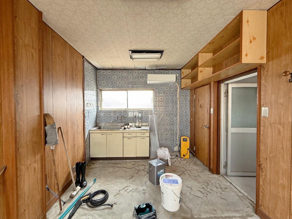 京都市左京区田中下柳町8－79の賃貸物件/4階内観南を見る。ここは住居感がありますね。キッチン右手のドアはトイレになります。（現在建物メンテナンス中の為いろいろと工事道具が置いてあります）