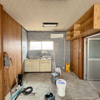 京都市左京区田中下柳町8－79の賃貸物件/4階内観南を見る。ここは住居感がありますね。キッチン右手のドアはトイレになります。（現在建物メンテナンス中の為いろいろと工事道具が置いてあります）