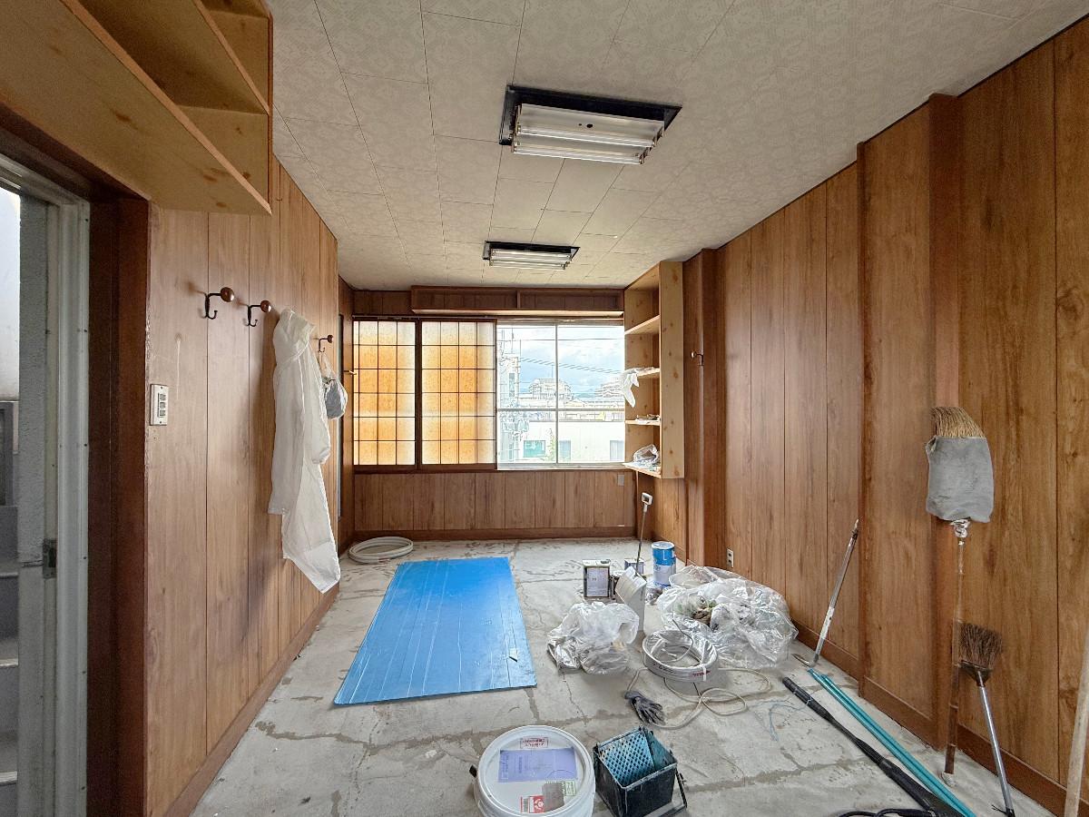 京都市左京区田中下柳町8－79の賃貸物件/4階内観北を見る。窓には障子もあり。（現在建物メンテナンス中の為いろいろと工事道具が置いてあります）