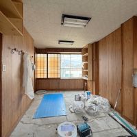 京都市左京区田中下柳町8－79の賃貸物件/4階内観北を見る。窓には障子もあり。（現在建物メンテナンス中の為いろいろと工事道具が置いてあります）