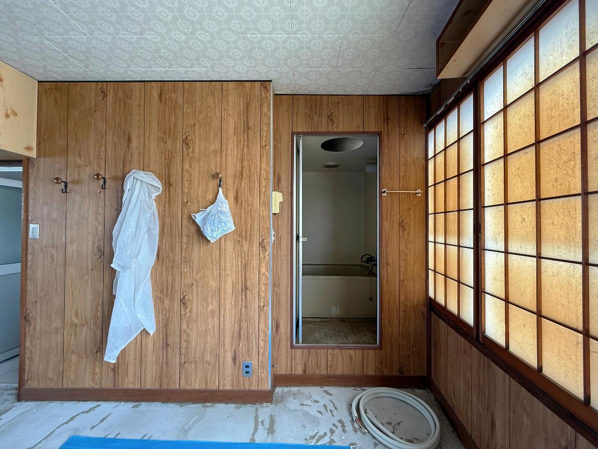 京都市左京区田中下柳町8－79の賃貸物件/4階内観西を見る。3階と同じ窓横にユニットバス。木目の壁がいい雰囲気です（現在建物メンテナンス中の為いろいろと工事道具が置いてあります）