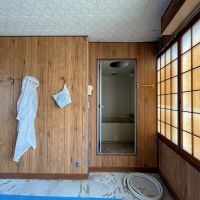 京都市左京区田中下柳町8－79の賃貸物件/4階内観西を見る。3階と同じ窓横にユニットバス。木目の壁がいい雰囲気です（現在建物メンテナンス中の為いろいろと工事道具が置いてあります）