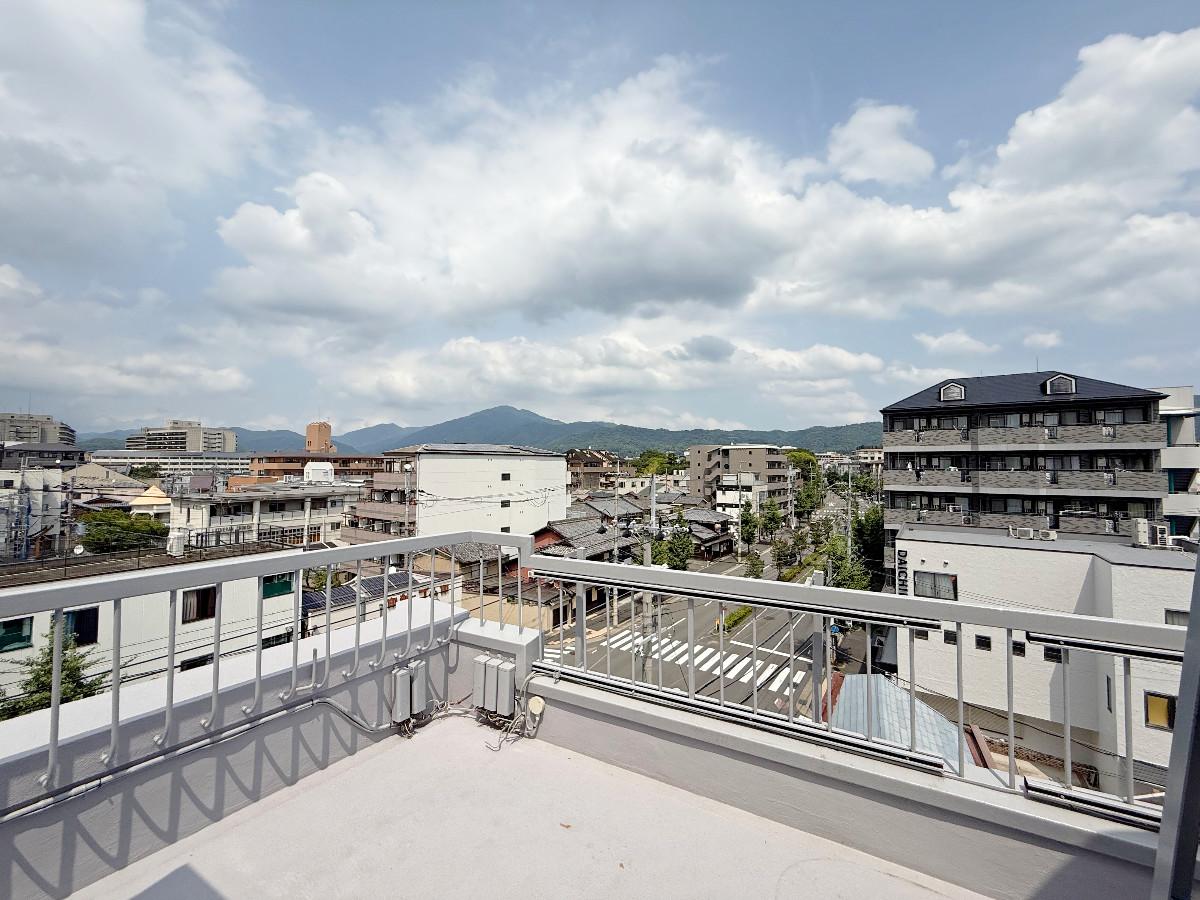 京都市左京区田中下柳町8－79の賃貸物件/屋上全景北東を見る。大文字は残念ながら東のマンションで見えず。比叡山は良く見えます。屋上は防水に塗装にメンテナンス済みはありがたい