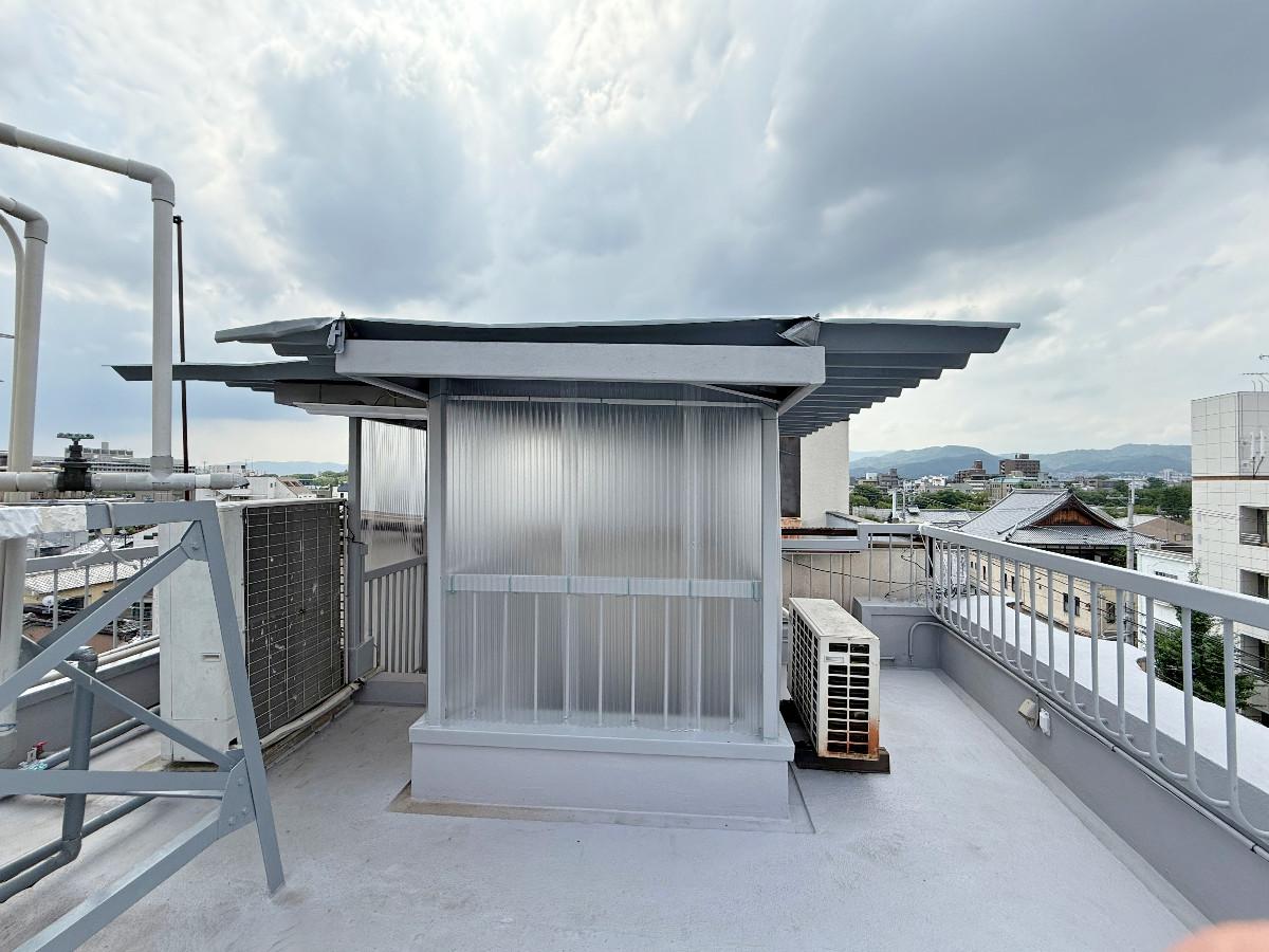 京都市左京区田中下柳町8－79の賃貸物件/屋上全景西を見る。階段室も新しい波板で囲い直してくれています。基本的には各階室外機は屋上に置くことになると思います