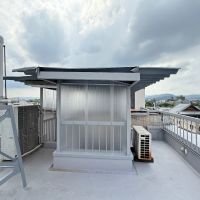 京都市左京区田中下柳町8－79の賃貸物件/屋上全景西を見る。階段室も新しい波板で囲い直してくれています。基本的には各階室外機は屋上に置くことになると思います