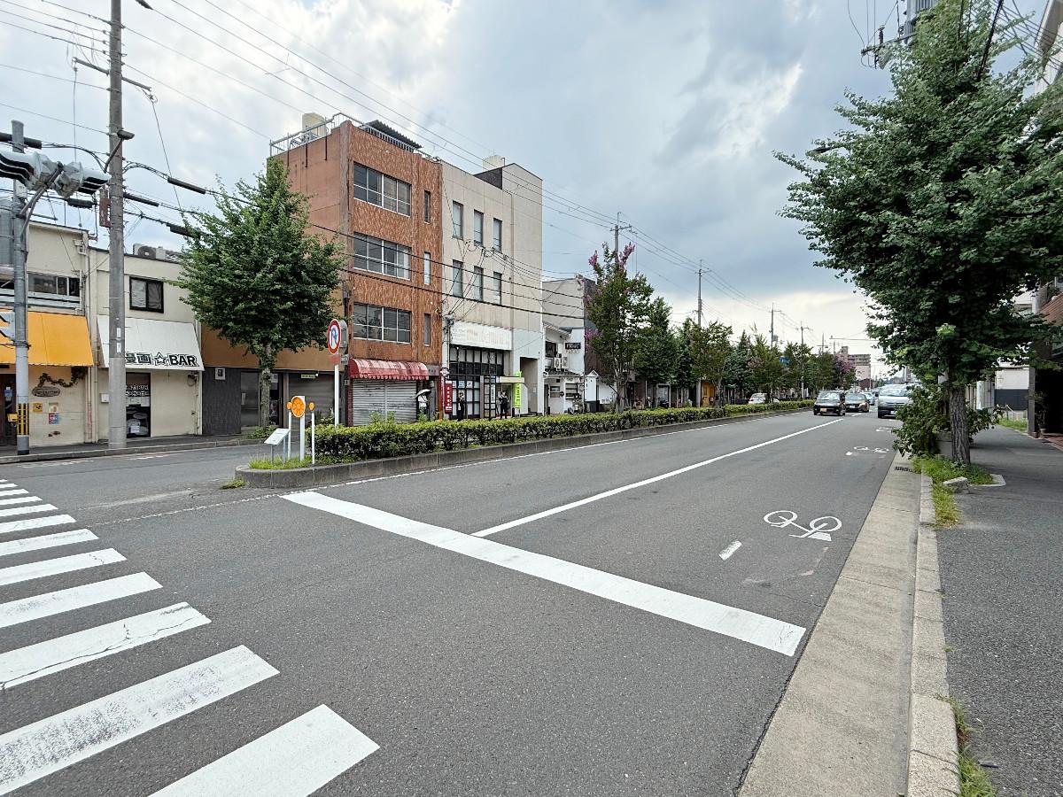 京都市左京区田中下柳町8－79の賃貸物件/前面道路からビルを望む。出町柳から京大のある百万遍交差点に向かう途中。飲食棟が集中して並んでいるエリアに位置しています