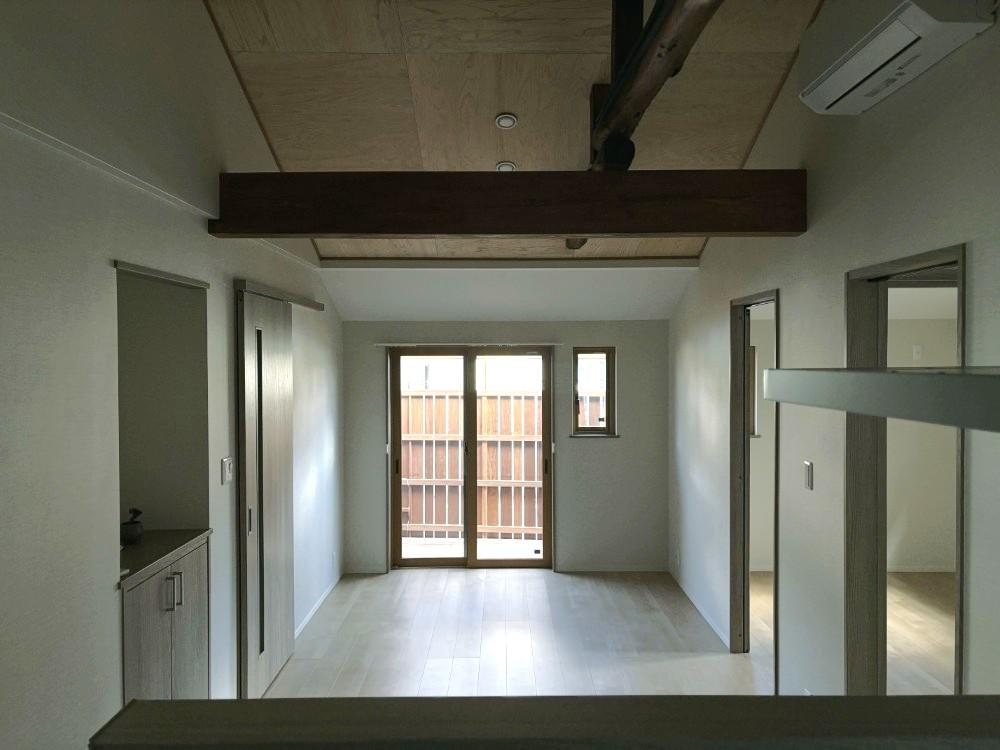 京都市左京区岩倉長谷町36の賃貸物件/交錯する梁が、天井に奥行きや立体感を演出します。