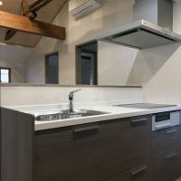 京都市左京区岩倉長谷町36の賃貸物件/コンロはIH2口、ラジェント1口。吊戸が無くスッキリ。