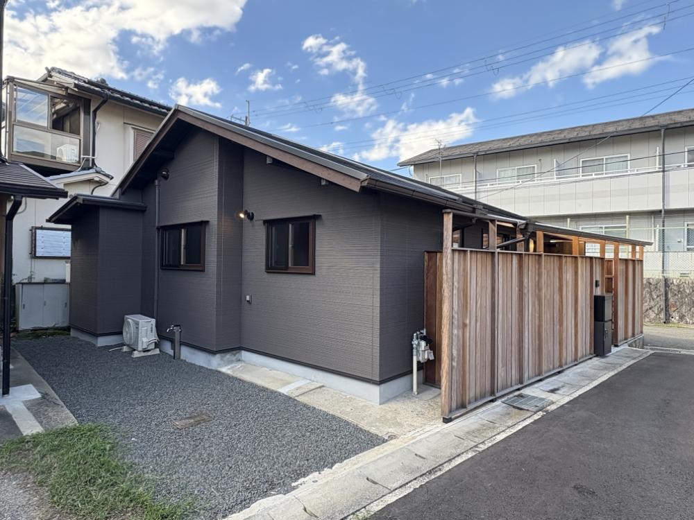 京都市左京区岩倉長谷町36の賃貸物件/三角屋根でかわいらしい平屋建。砕石部分に軽自動車なら駐車可能。