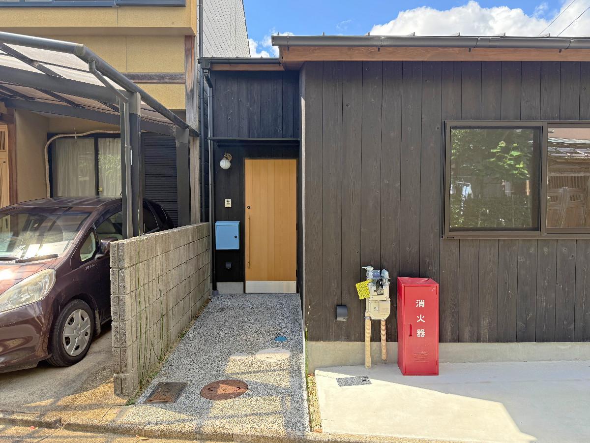 京都市北区紫野今宮町55の賃貸物件/外観全景横の玄関。玄関は控えめに少しセットバック。これも大切な要素ですよね
