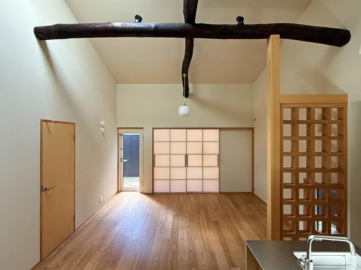 京都市北区紫野今宮町55の賃貸物件/キッチンからLDK南をみる。吹き抜けた空間は心地よいですよね。左奥の勝手口空けると小庭。障子を開けると和室があります