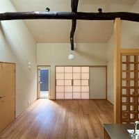 京都市北区紫野今宮町の賃貸物件/キッチンからLDK南をみる。吹き抜けた空間は心地よいですよね。左奥の勝手口空けると小庭。障子を開けると和室があります