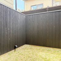 京都市北区紫野今宮町の賃貸物件/小庭全景。コンクリートではなく土なので、植物置いていろいろ楽しみましょう。暑い日は水撒きして勝手口を網戸にすれば、心地い風が抜けていきそうです