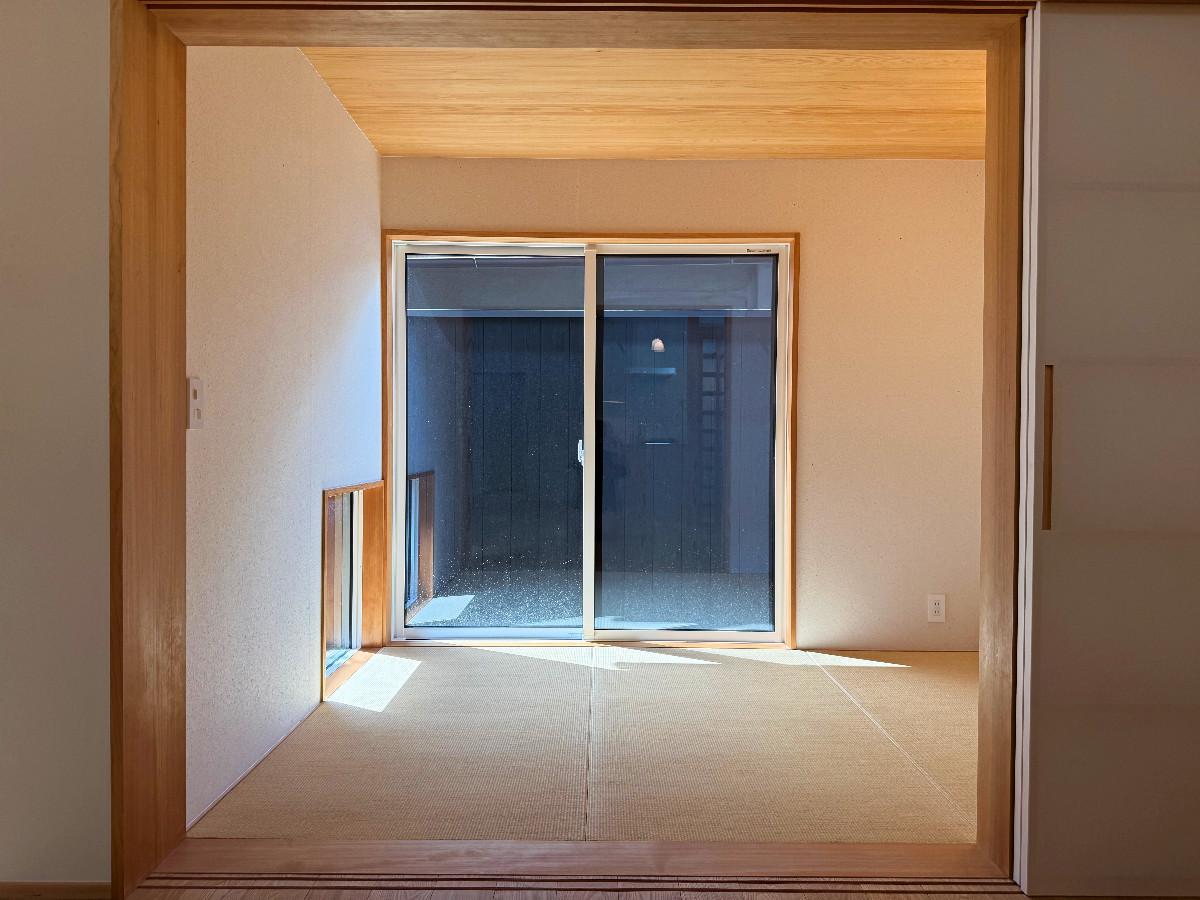 京都市北区紫野今宮町55の賃貸物件/小庭の横は和室。押入はないので、ここは客間としてもいいかも。何も置かないくつろぎ空間として活用したいですね