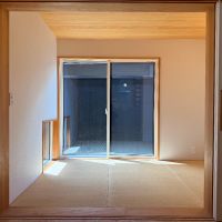 京都市北区紫野今宮町の賃貸物件/小庭の横は和室。押入はないので、ここは客間としてもいいかも。何も置かないくつろぎ空間として活用したいですね