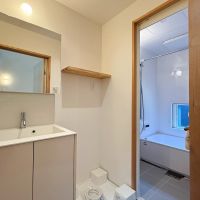 京都市北区紫野今宮町の賃貸物件/水回り。ミラーボックスに洗濯機上収納棚。小技が効いて余計なことしなくても満足して住めそうです。バスルームは窓付きなので朝風呂も気持ちよき～