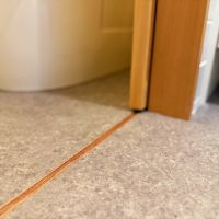 京都市北区紫野今宮町の賃貸物件/水回り引戸は埋め込みVレールでお掃除しやすい仕様で。木製なのが気が利いてます