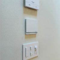 京都市北区紫野今宮町の賃貸物件/マイホームならスイッチ関係もこだわりたいところ。抜かりなくSO-STYLEでシュッと納めてます。縦に並べてるのもスッキリ感出てますね