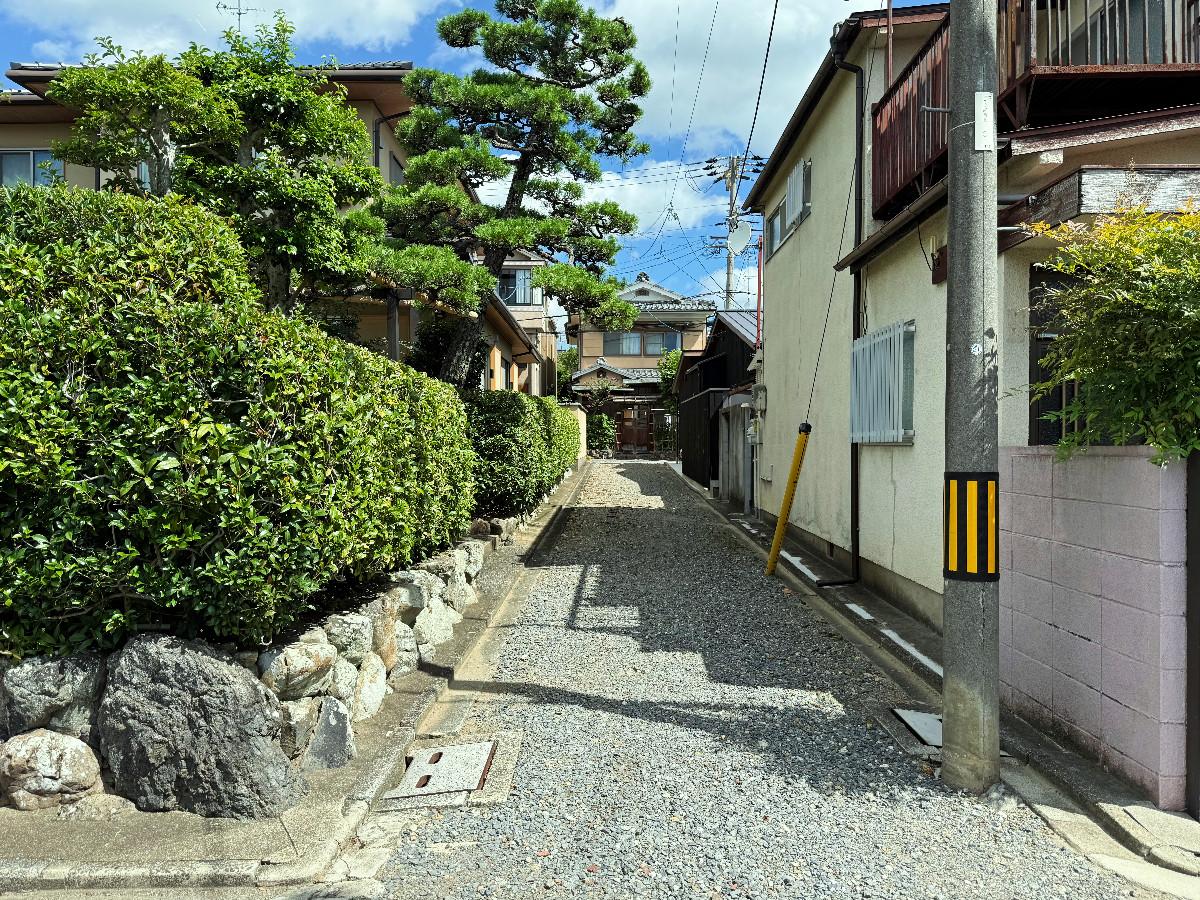 京都市北区紫野今宮町55の賃貸物件/今宮神社のおいしいあぶり餅横、大きな駐車場北側のステキな路地を抜ける帰路が個人的に好みです。マイホームってこういう近隣環境、大事です